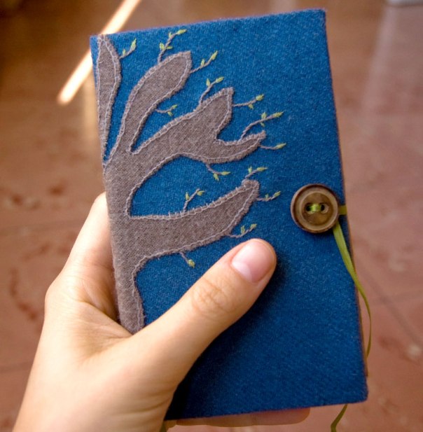 Quadern fet a mà amb la coberta brodada